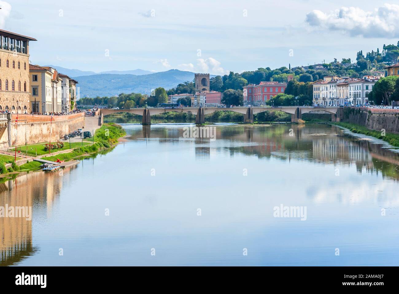 Vista della pietra medievale Ponte sul fiume Arno a Firenze, Toscana, Italia. Paesaggio urbano di Firenze. Architettura di Firenze e punto di riferimento. Foto Stock