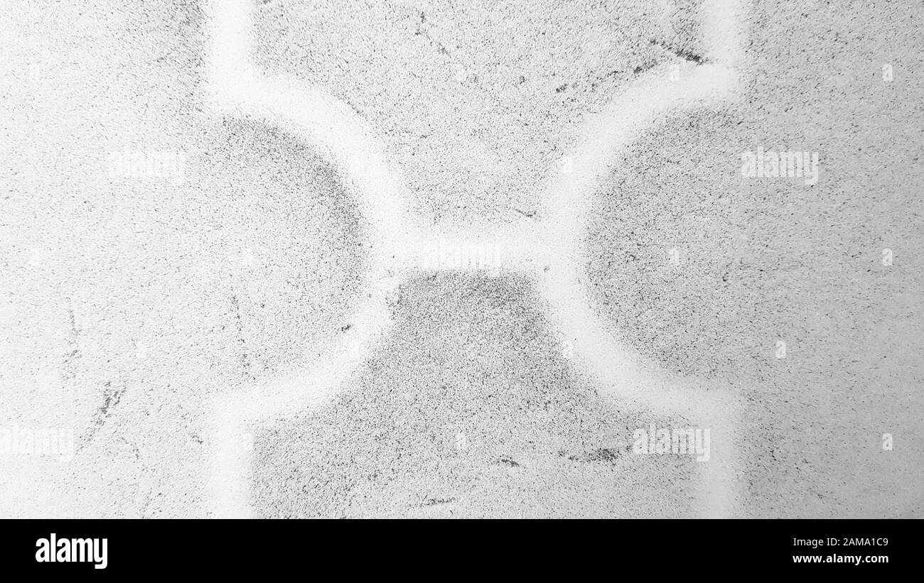 Prima neve sul pavimento piastrellato, vista dall'alto. Foto Stock