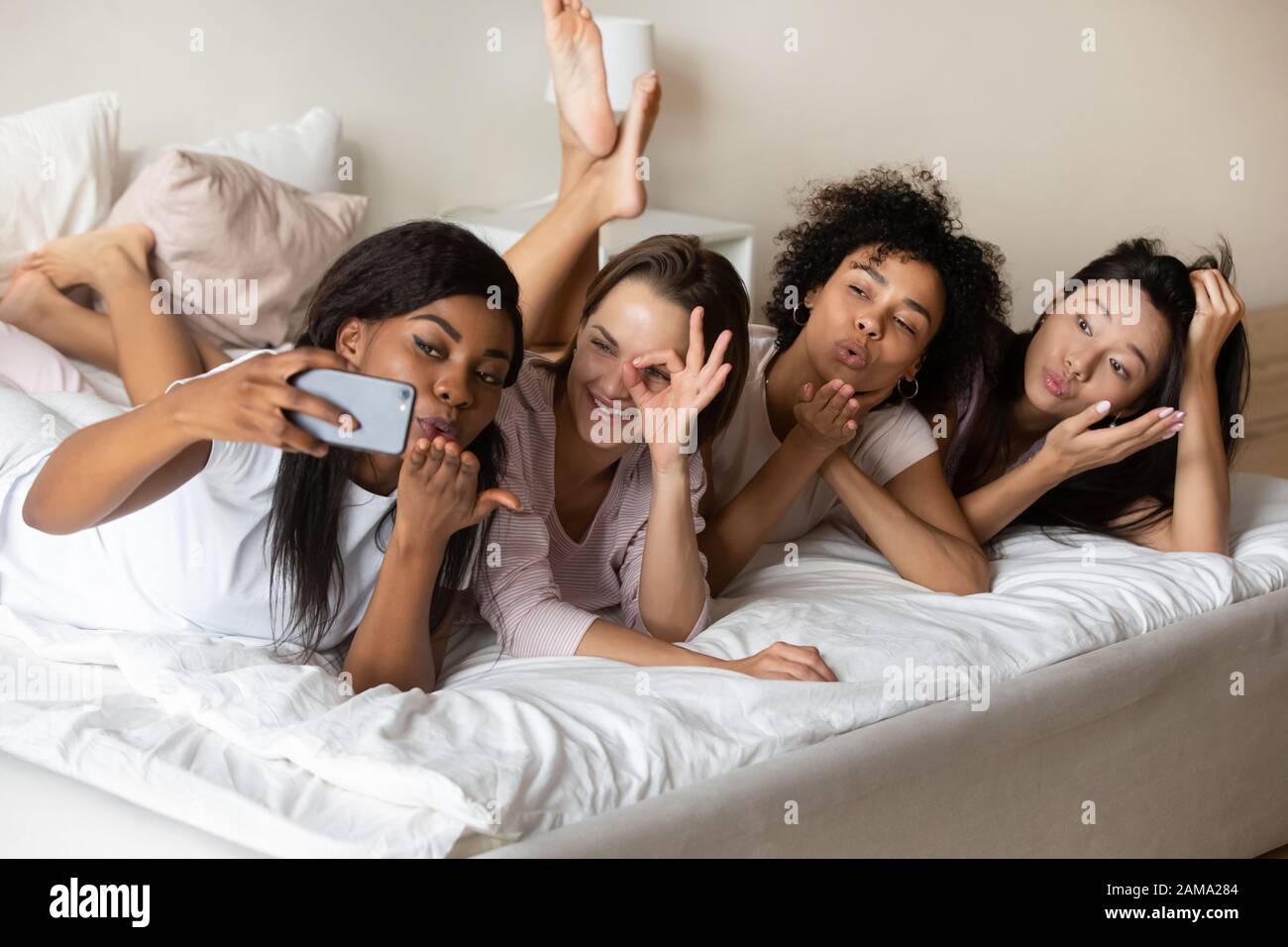 Sorridi diverse ragazze con gioia che fanno selfie su cellulare Foto Stock