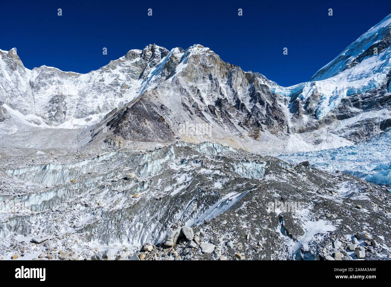 Vista sulle montagne dal ghiacciaio Khumbu sul Campo Base Everest Trek in Nepal Himalaya Foto Stock