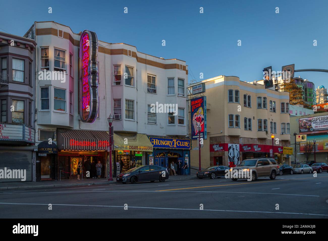 Club indicazioni su edifici in North Beach distretto di San Francisco, California, Stati Uniti d'America, America del Nord Foto Stock