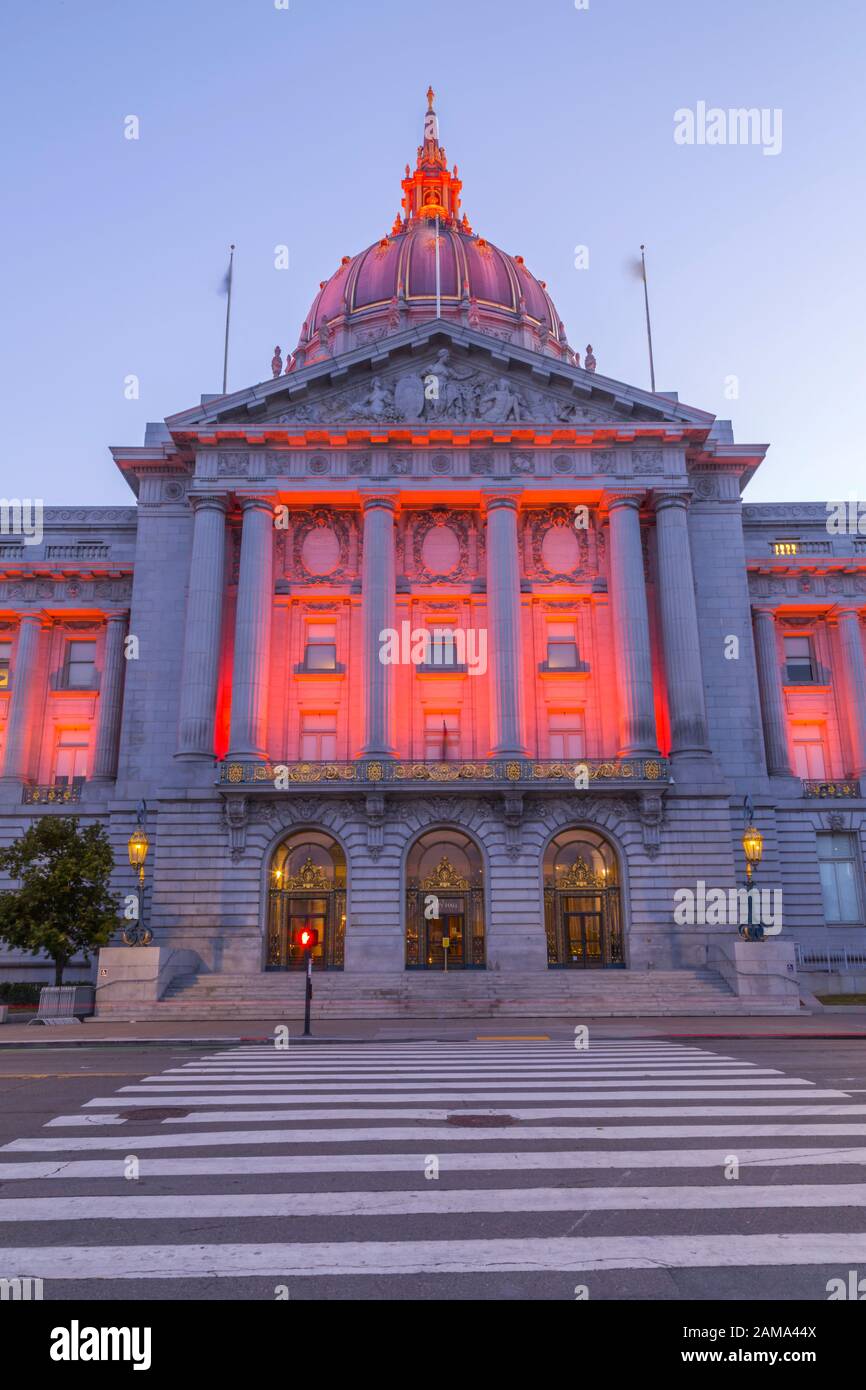 Vista di San Francisco City Hall illuminata al crepuscolo, San Francisco, California, Stati Uniti d'America, America del Nord Foto Stock