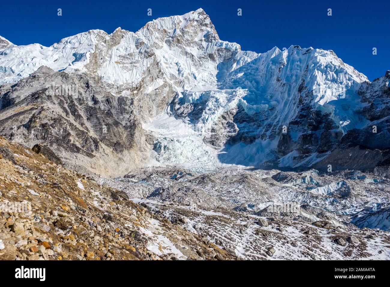 Vista sulle montagne dal ghiacciaio Khumbu sul Campo Base Everest Trek in Nepal Himalaya Foto Stock