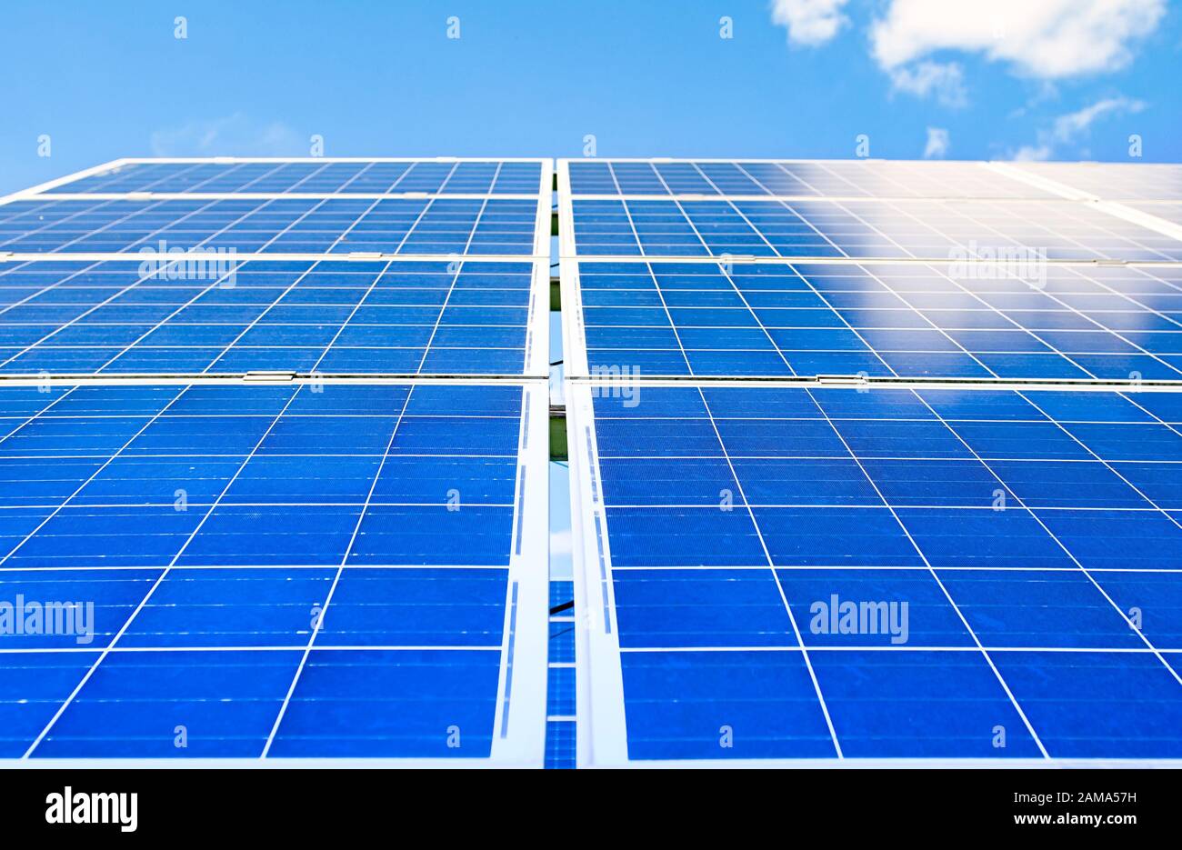 Pannelli solari fotovoltaici e sistemi solari fotovoltaici per la generazione di energia Foto Stock