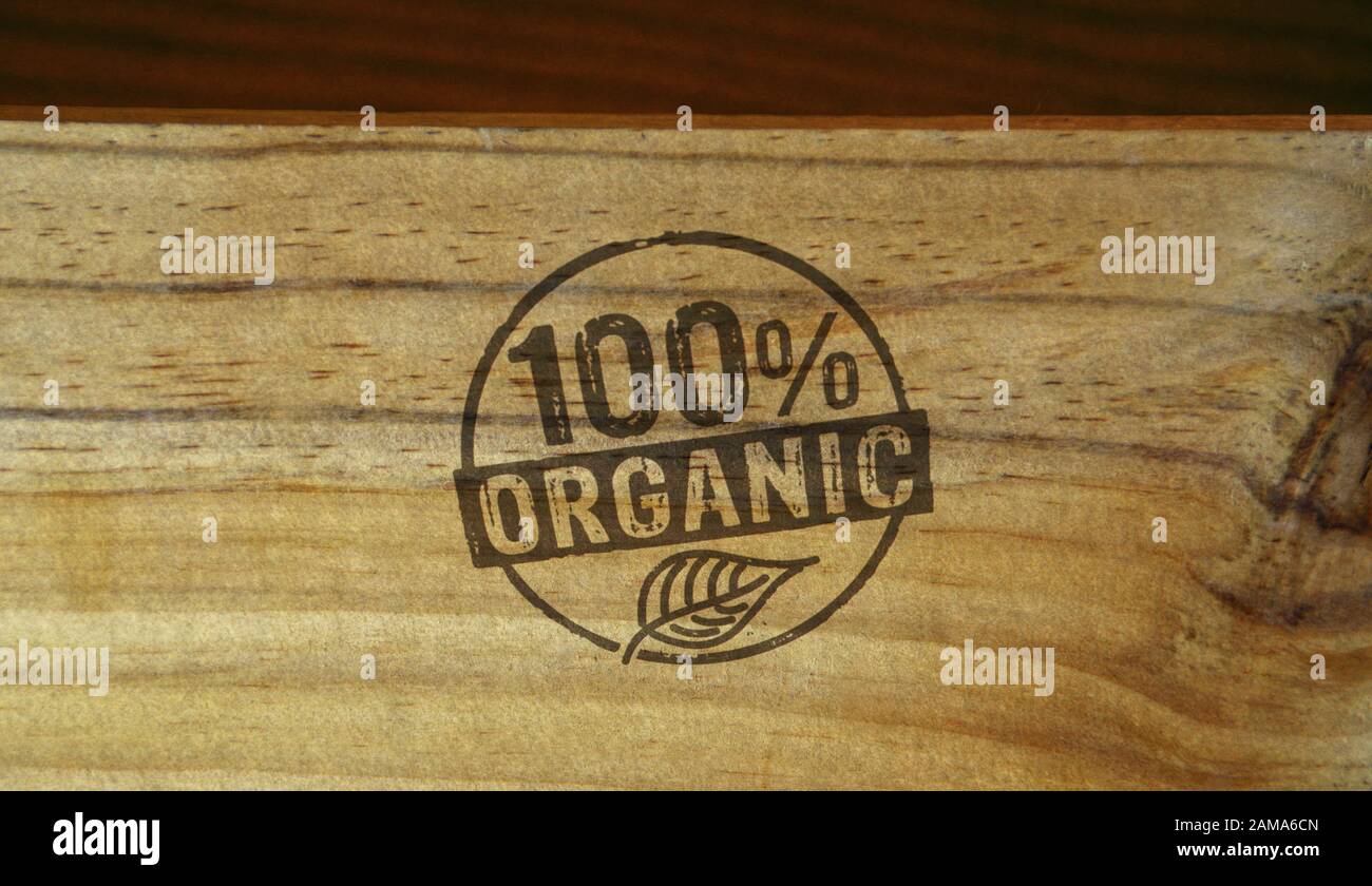 Organico 100 per cento timbro stampato su scatola di legno. Ecologia, bio, ogm libero, naturale e sano concetto di dieta. Foto Stock