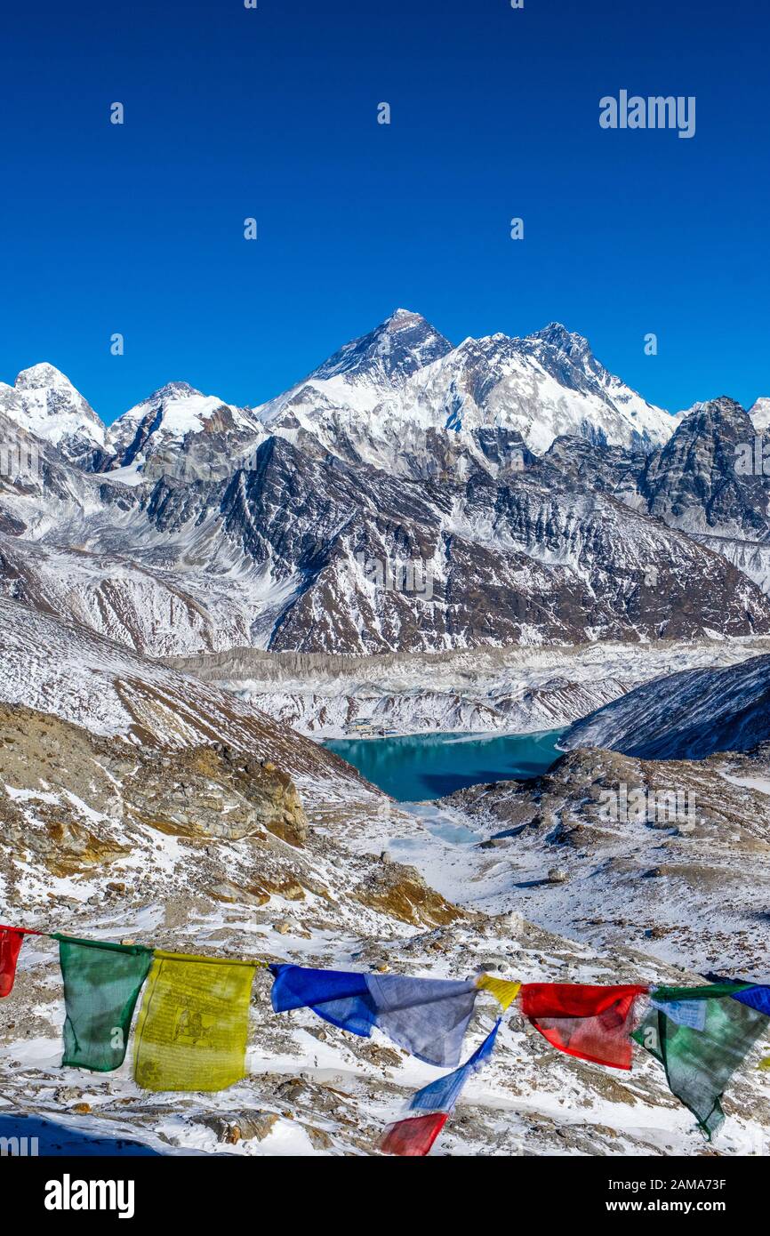 Gokyo in Nepal Himalaya montagne, parte dei Tre Passi trekking sentiero Foto Stock