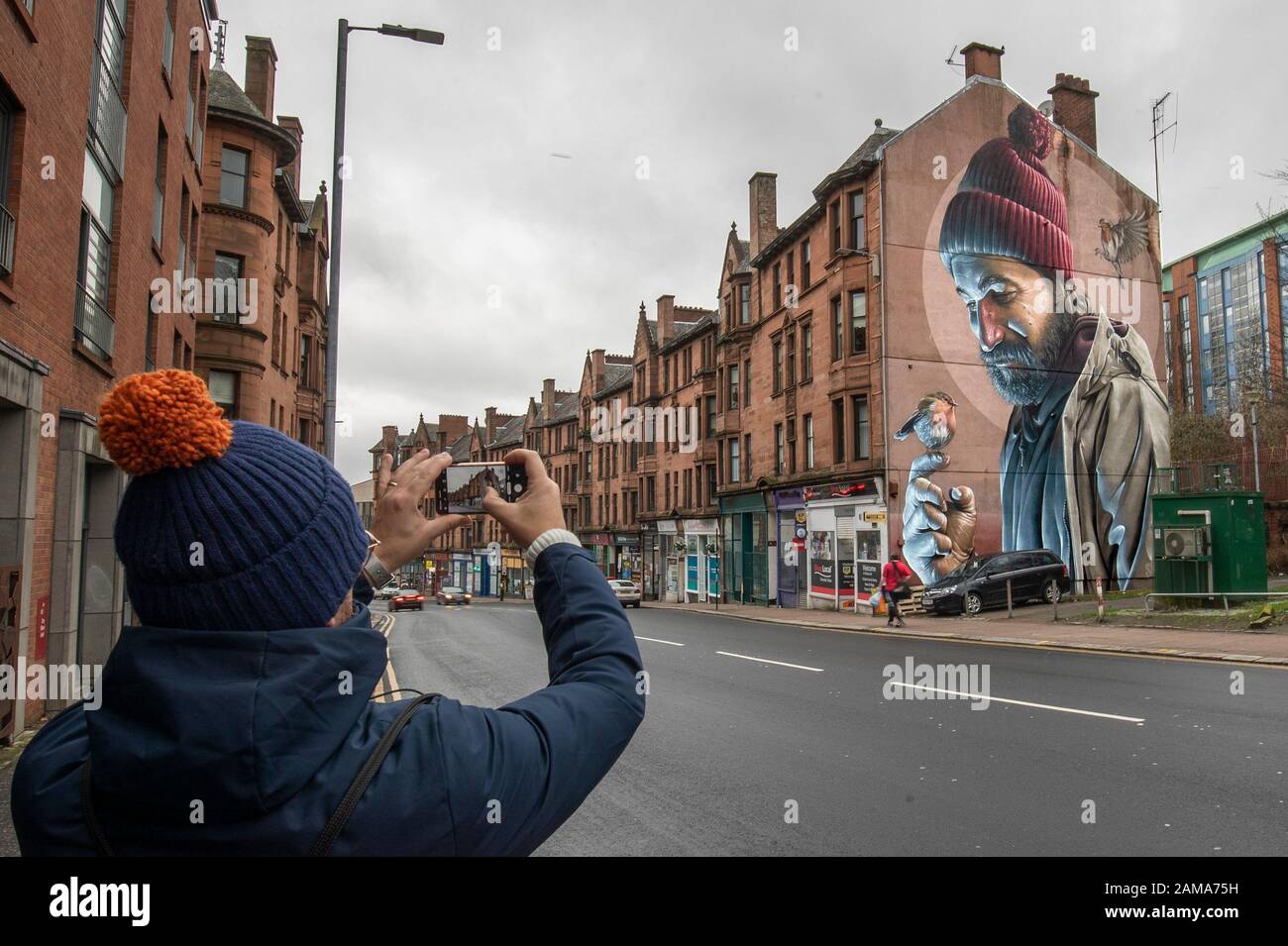 Uno dei murales più noti di Glasgow, per Slug artista di strada, raffigura un moderno St Mungo che fa riferimento alla storia dell'uccello Che Non Volò Mai. Il 13 gennaio è la festa di San Mungo che è il santo patrono e fondatore della città di Glasgow. Foto Stock