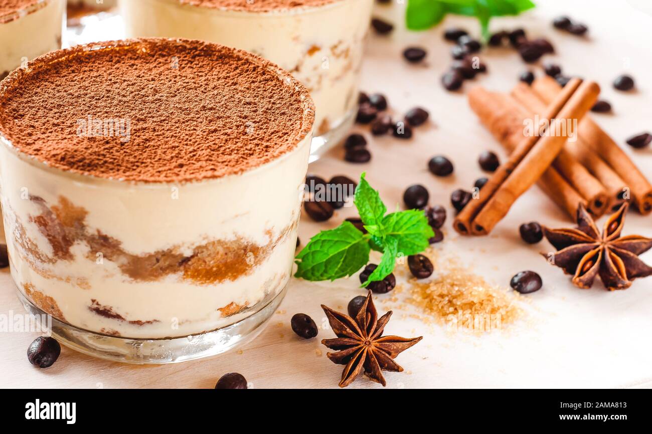 Di vetro riempita con il Tiramisù cremoso e di savoiardi Foto Stock