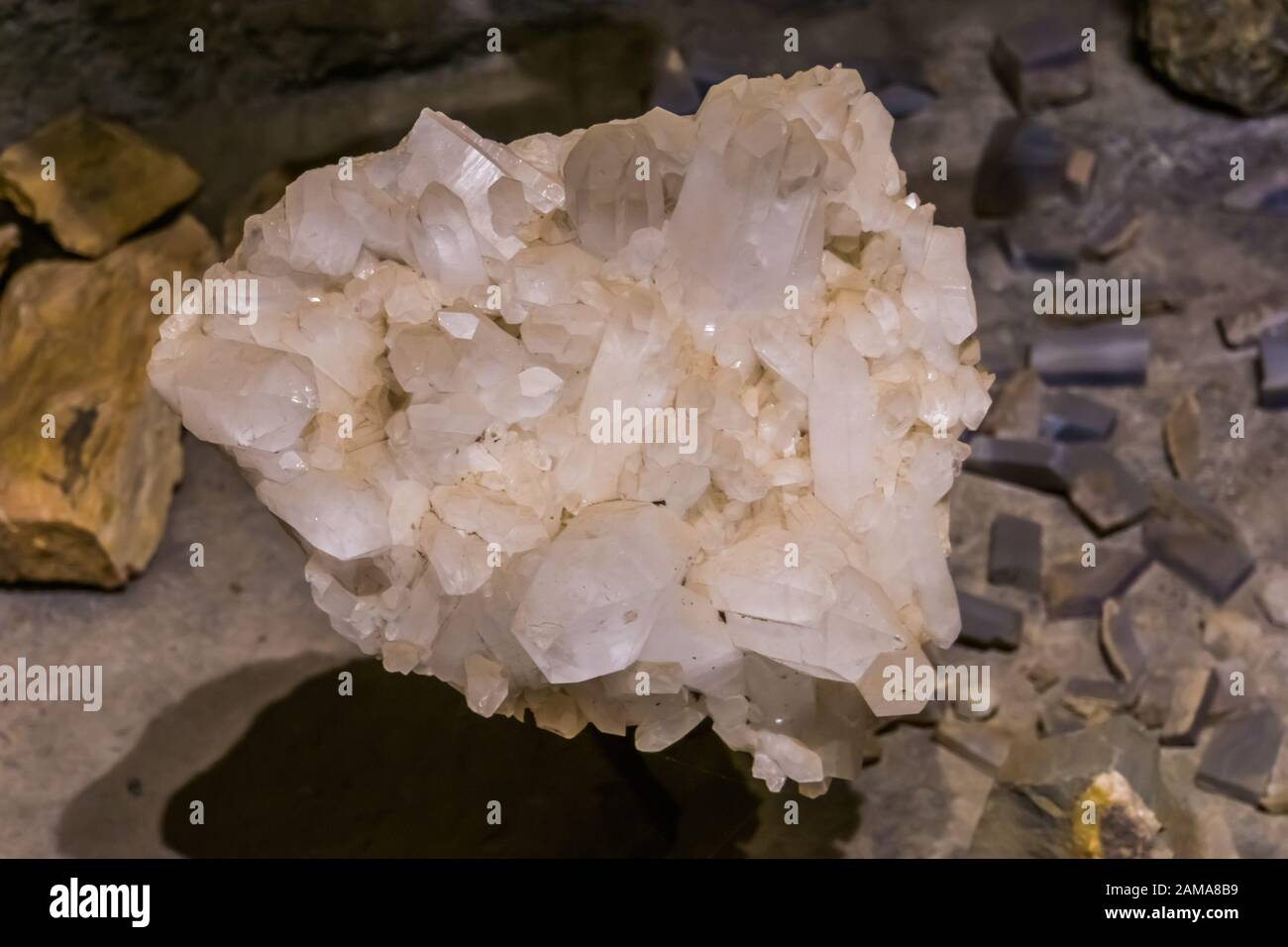 Closeup di un cristallo di quarzo roccia, bianco puro cristallino, pietra minerale terra, cristalli di guarigione spirituale Foto Stock