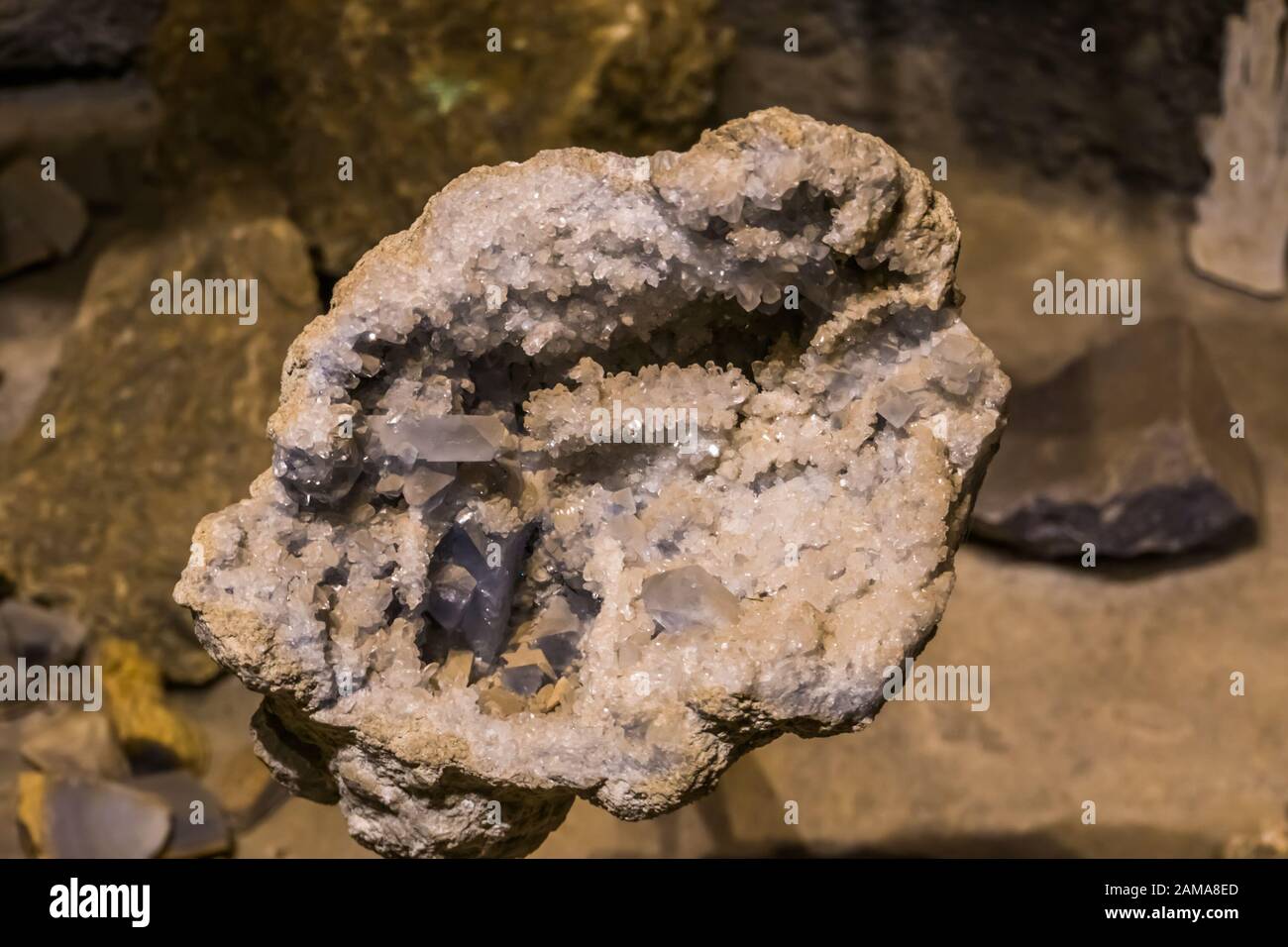 Roccia aperta piena di quarzo cristallino, cristallino bianco puro, pietra minerale di terra, cristalli di guarigione spirituale Foto Stock