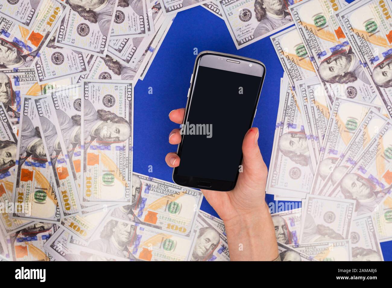 spazio ufficio. molto denaro tra il telefono con un layout. Foto Stock