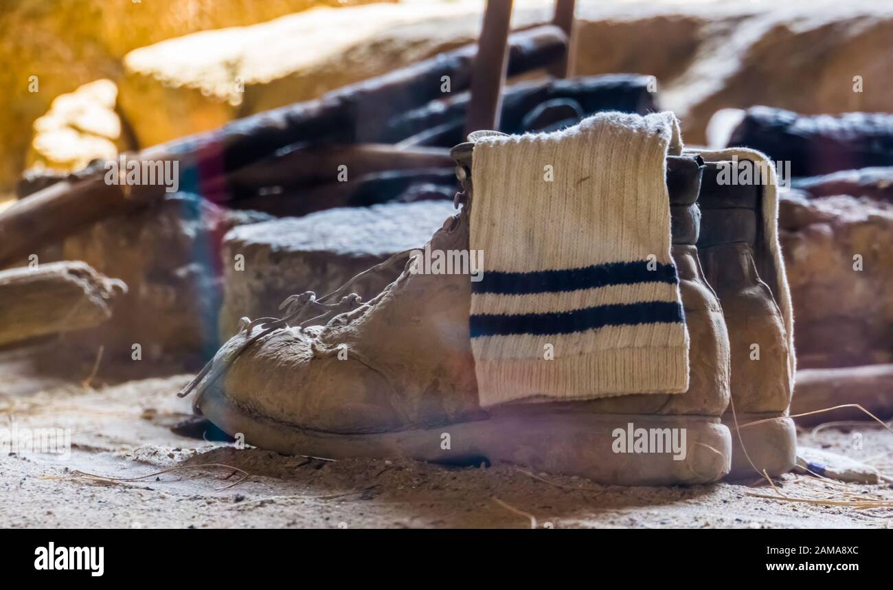 scarpe da montagna con calzino bianco, attrezzatura di sopravvivenza di base Foto Stock