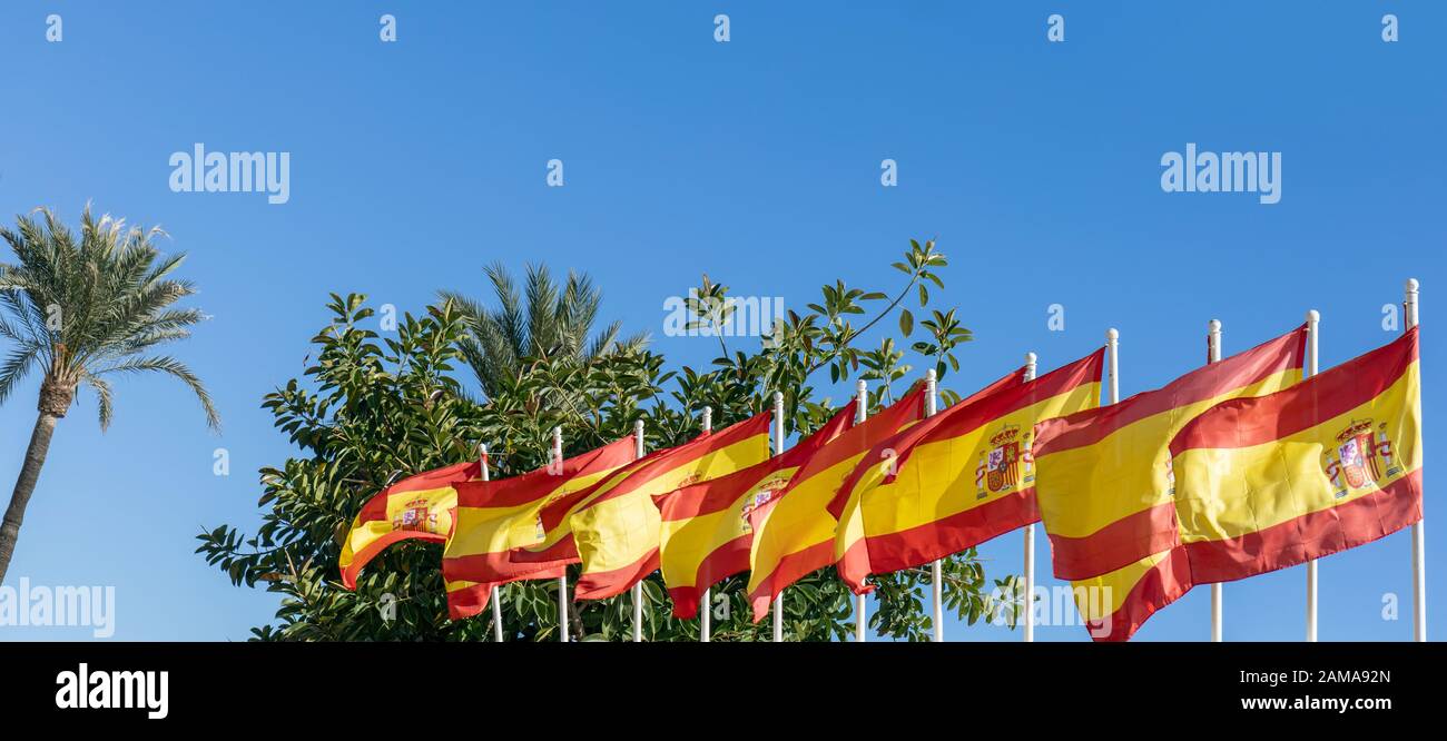 Fila di bandiere spagnole. Los Boliches, Fuengirola, Costa Del Sol, Provincia Di Malaga, Spagna. Foto Stock