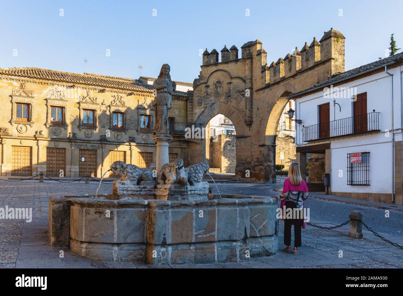 La Fuente de Los Leones, o la fontana dei leoni, in Plaza del Populo, Baeza, Provincia di Jaen, Andalusia, Spagna. La città ornamentali cancello sul retro Foto Stock