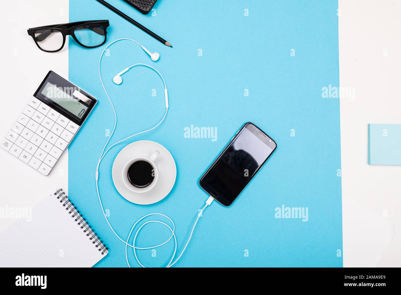 calcolatrice di cancelleria con layout si trova sul tavolo. vista dall'alto del luogo di lavoro ufficio con spazio di copia. Foto Stock