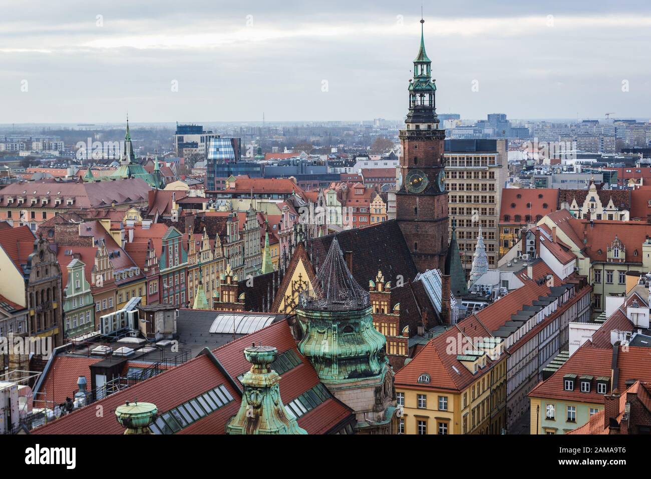 Torre del vecchio Municipio visto dal cosiddetto Ponte delle streghe tra le torri della cattedrale gotica di Santa Maria Maddalena nella città vecchia di Wroclaw, Polonia Foto Stock