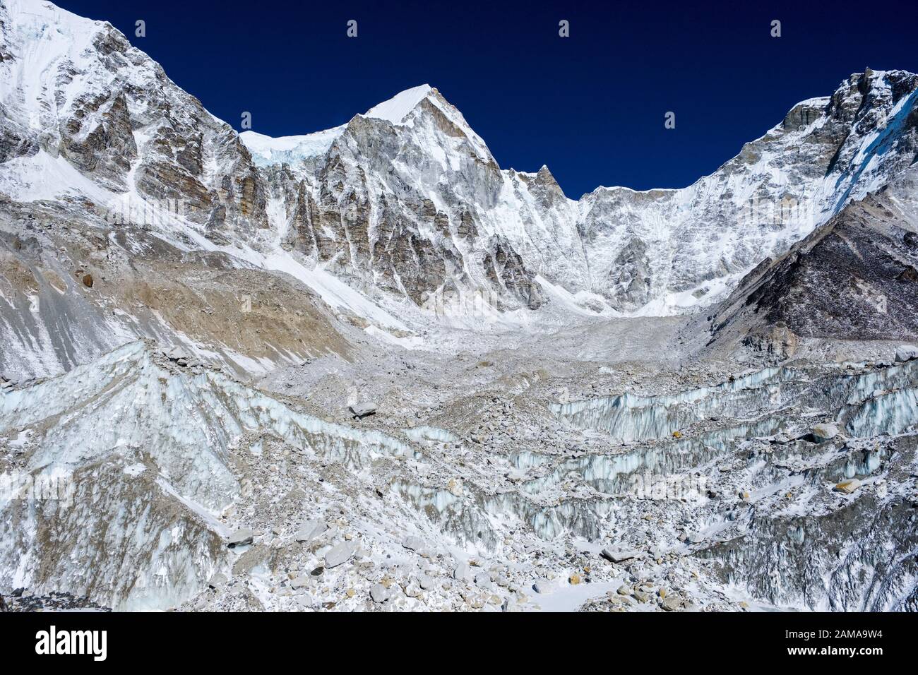 Vista sulle montagne dal ghiacciaio Khumbu sul Campo Base Everest Trek in Nepal Himalaya Foto Stock