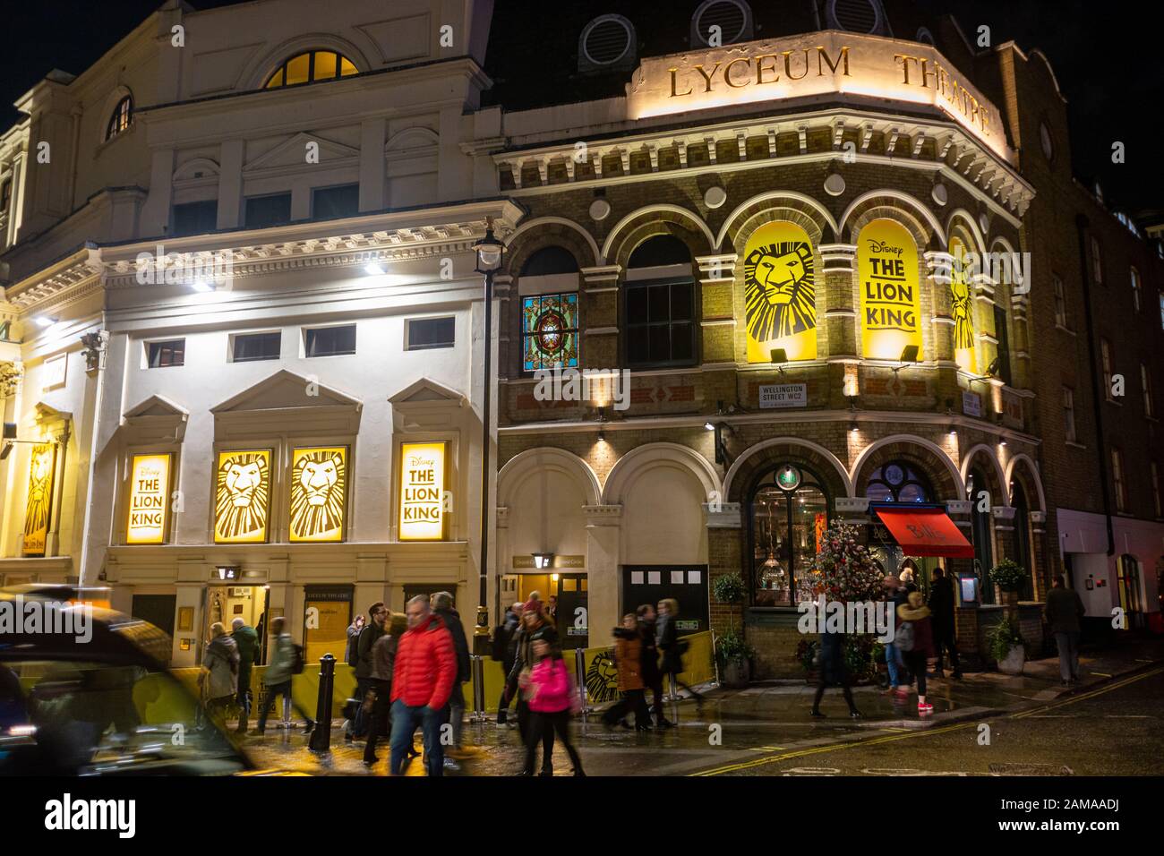 Lyceum Theatre che mostra il lungo spettacolo teatrale del Re Leone di Londra Foto Stock