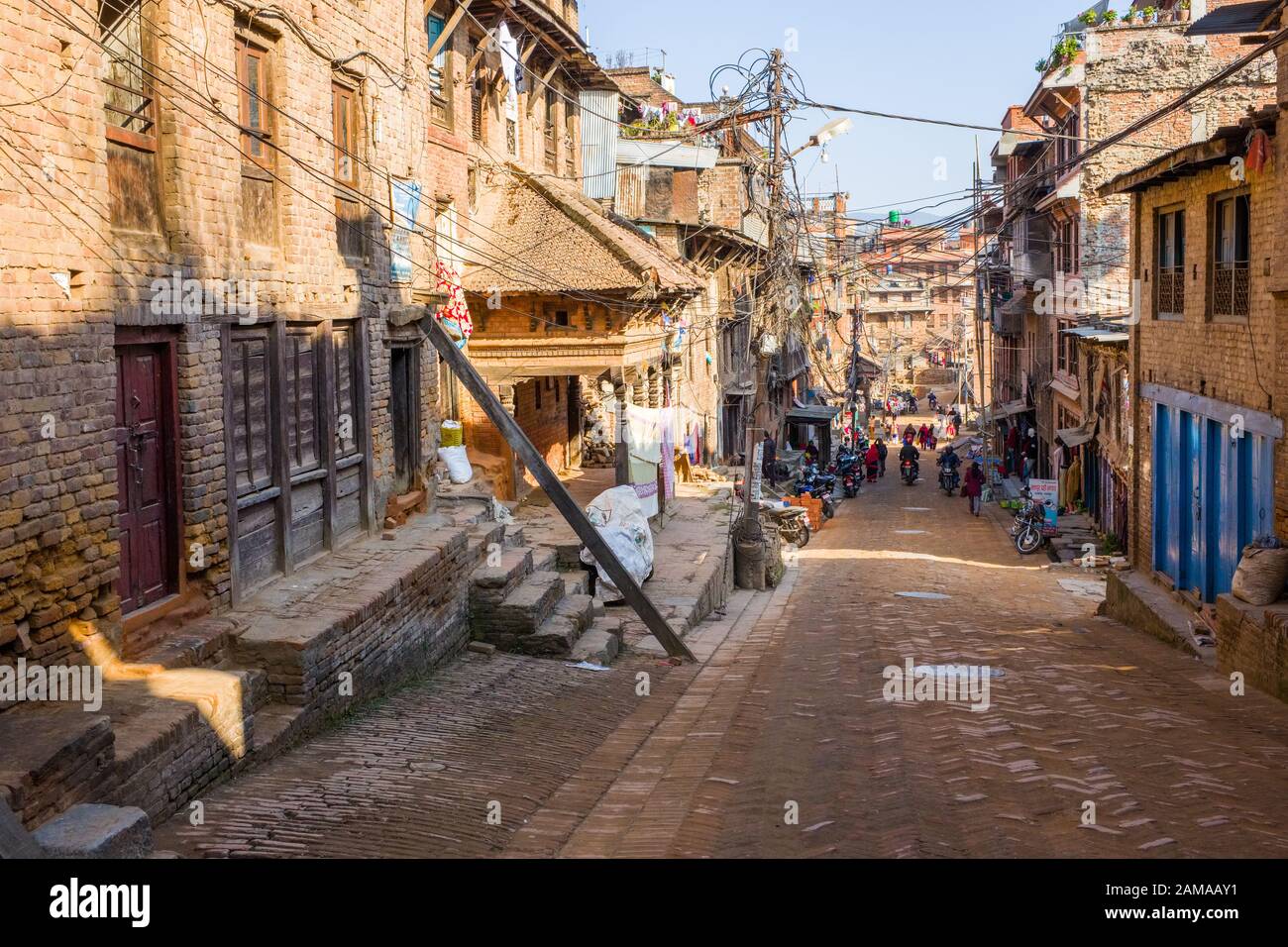 Tranquille stradine secondarie di Bhaktapur nella valle di Kathmandu, Nepal Foto Stock