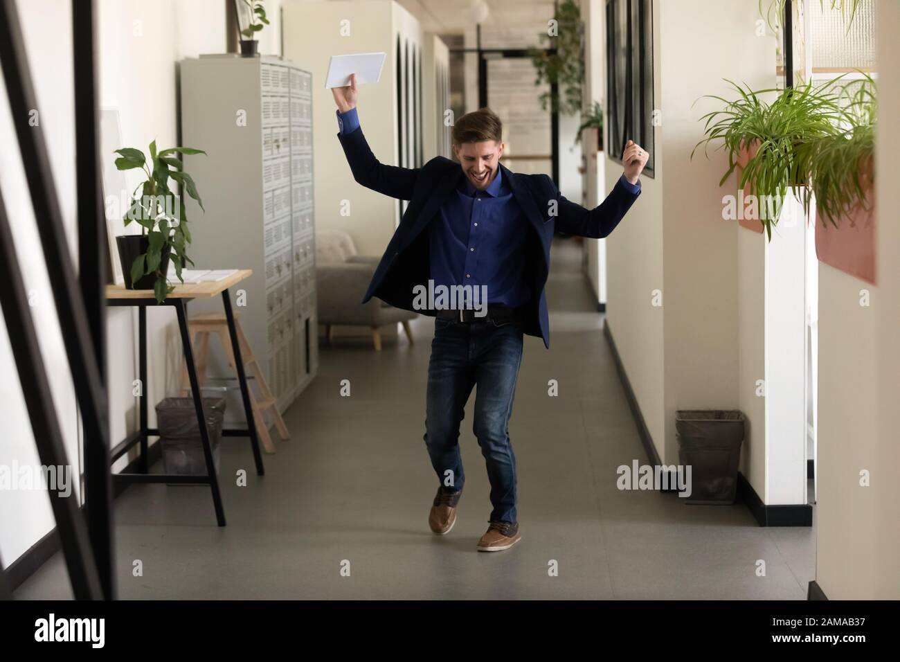 Il candidato maschio dopo l'intervista di lavoro ritiene felice ha ottenuto nuovo lavoro Foto Stock