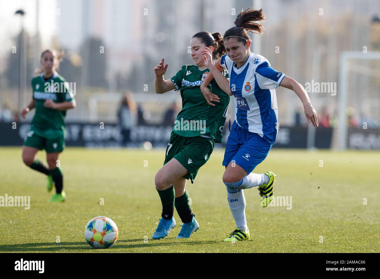 Barcellona, SPAGNA - 12 GENNAIO: Soldevilla di RCD Espanyol in azione con Miriam di Abanca Depor durante la lega femminile spagnola Primera Iberdrola m. Foto Stock