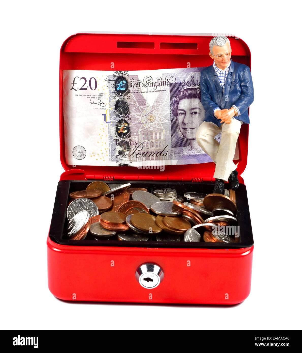Single Pensionato maschio figurine seduto in una scatola di cassa rossa, concetto di risparmio pensione Foto Stock
