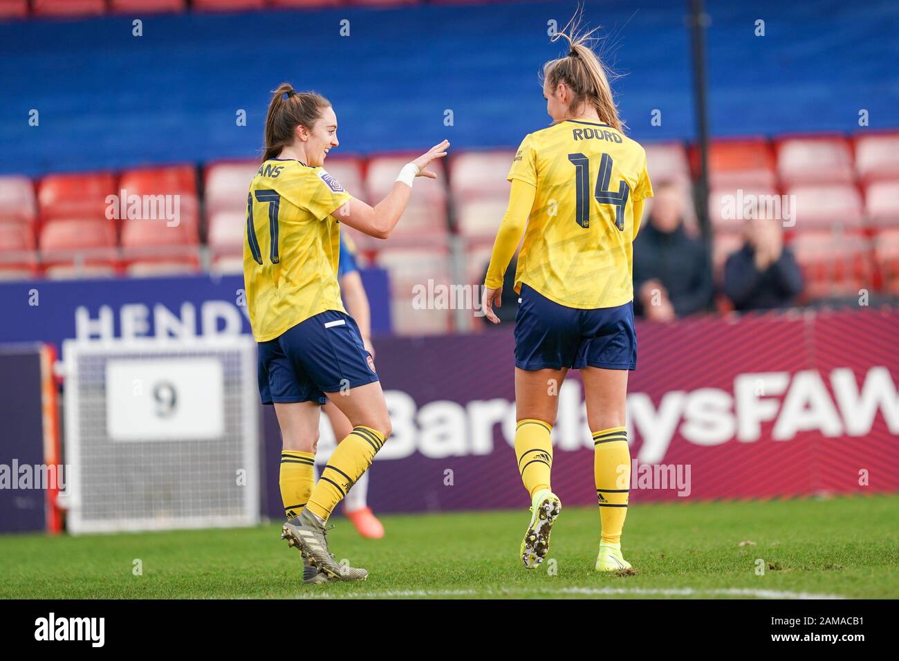 Crawley, Regno Unito. 12th Gen 2020. Lisa Evans e Jill Roord dell'Arsenal celebrano il loro obiettivo durante la partita di calcio della Super League femminile Barclays fa tra Brighton & Hove Albion WFC e l'Arsenal Women al People's Pension Stadium di Crawley, in Inghilterra, il 12 gennaio 2020. Credito: Spp Sport Stampa Foto. /Alamy Live News Foto Stock