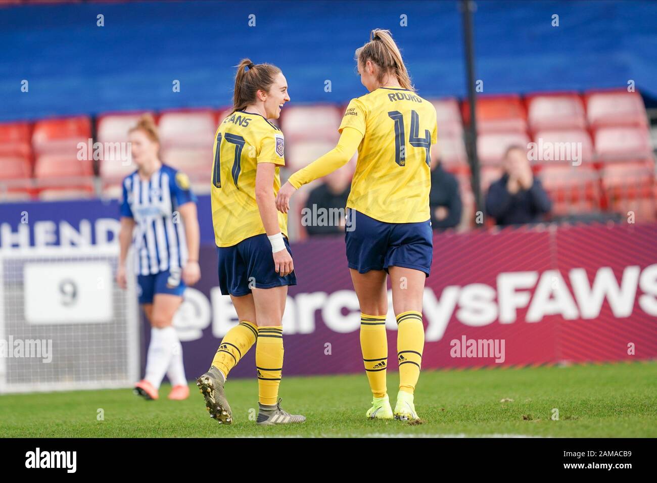 Crawley, Regno Unito. 12th Gen 2020. Lisa Evans e Jill Roord dell'Arsenal celebrano il loro obiettivo durante la partita di calcio della Super League femminile Barclays fa tra Brighton & Hove Albion WFC e l'Arsenal Women al People's Pension Stadium di Crawley, in Inghilterra, il 12 gennaio 2020. Credito: Spp Sport Stampa Foto. /Alamy Live News Foto Stock