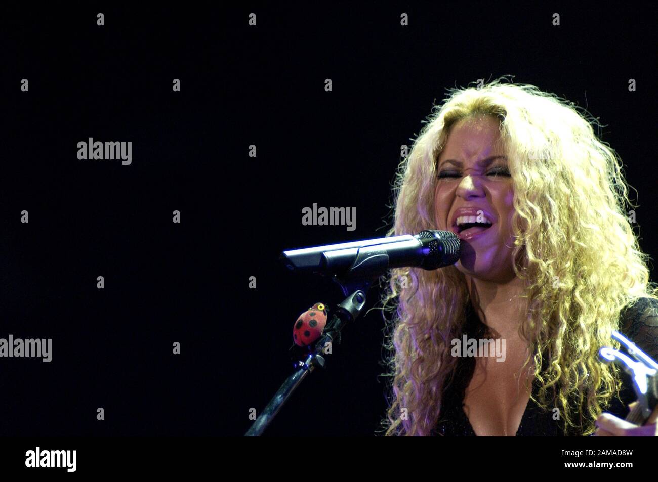 Milano Italia 17/04/2003 , concerto dal vivo di Shakira al Mediolanum Forum Assago Foto Stock
