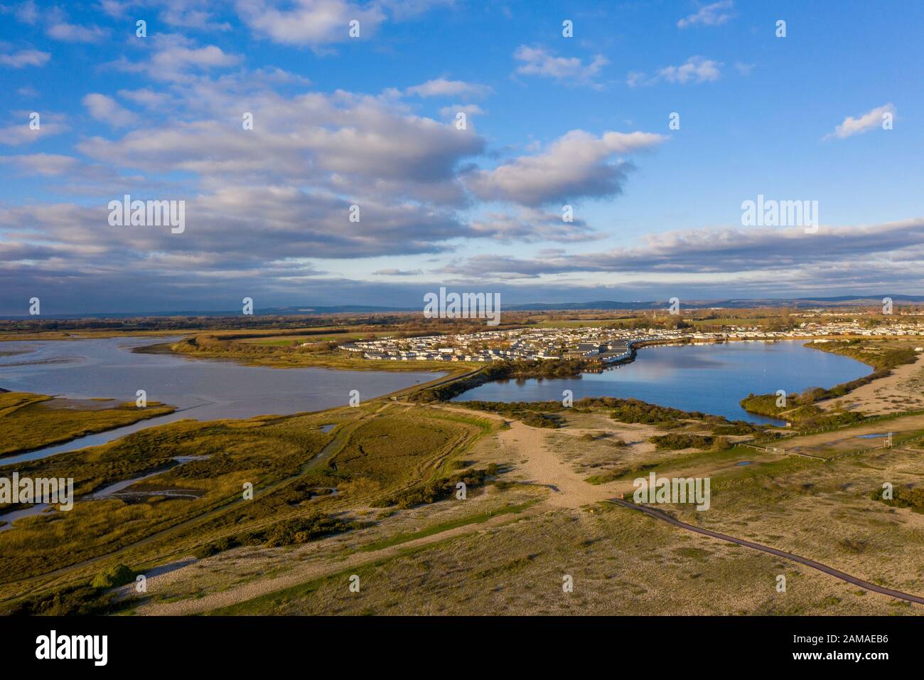 Pagham Harbour una riserva naturale vista aerea dalla spiaggia in una giornata limpida e bella in gennaio guardando a nord verso Church Farm Holiday Village. Foto Stock Pagham Harbour una riserva naturale vista aerea dalla spiaggia in una giornata limpida e bella in gennaio guardando a nord verso Church Farm Holiday Village. Foto Stock