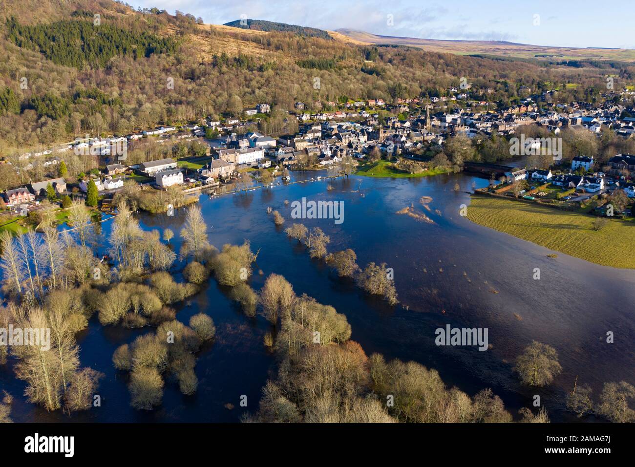 Callander, Scozia, Regno Unito. 12th gennaio 2020. La pioggia intensa del sabato ha causato il fiume Teith a rompere le sue rive e inondare nella città di Callander nel Trossachs, Stirlingshire. Parcheggi e proprietà adiacenti al fiume nel centro della città erano sotto diversi piedi d'acqua. Stirlingshire Iain Masterton/Alamy Live News Foto Stock