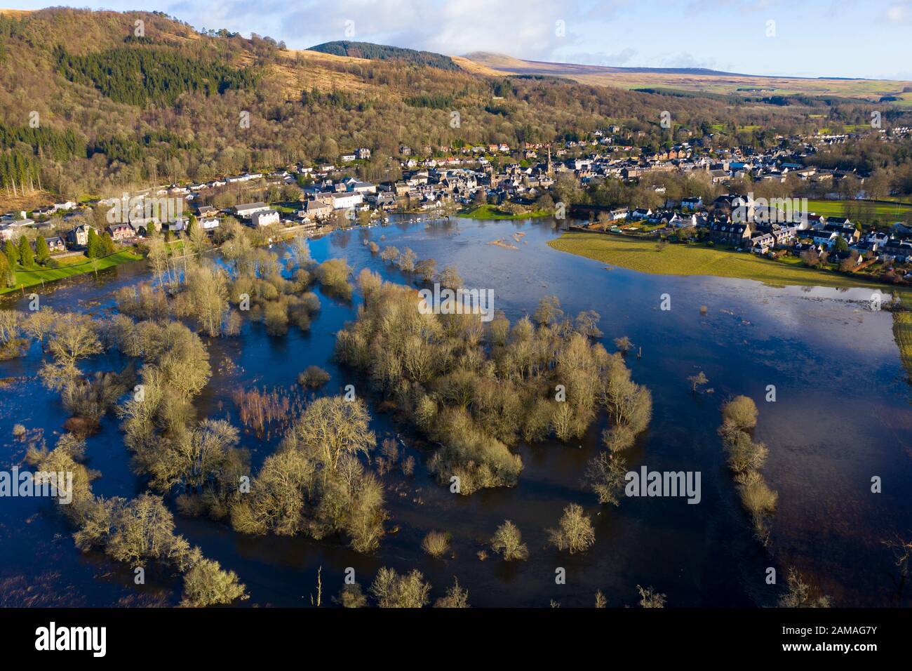 Callander, Scozia, Regno Unito. 12th gennaio 2020. La pioggia intensa del sabato ha causato il fiume Teith a rompere le sue rive e inondare nella città di Callander nel Trossachs, Stirlingshire. Parcheggi e proprietà adiacenti al fiume nel centro della città erano sotto diversi piedi d'acqua. Stirlingshire Iain Masterton/Alamy Live News Foto Stock