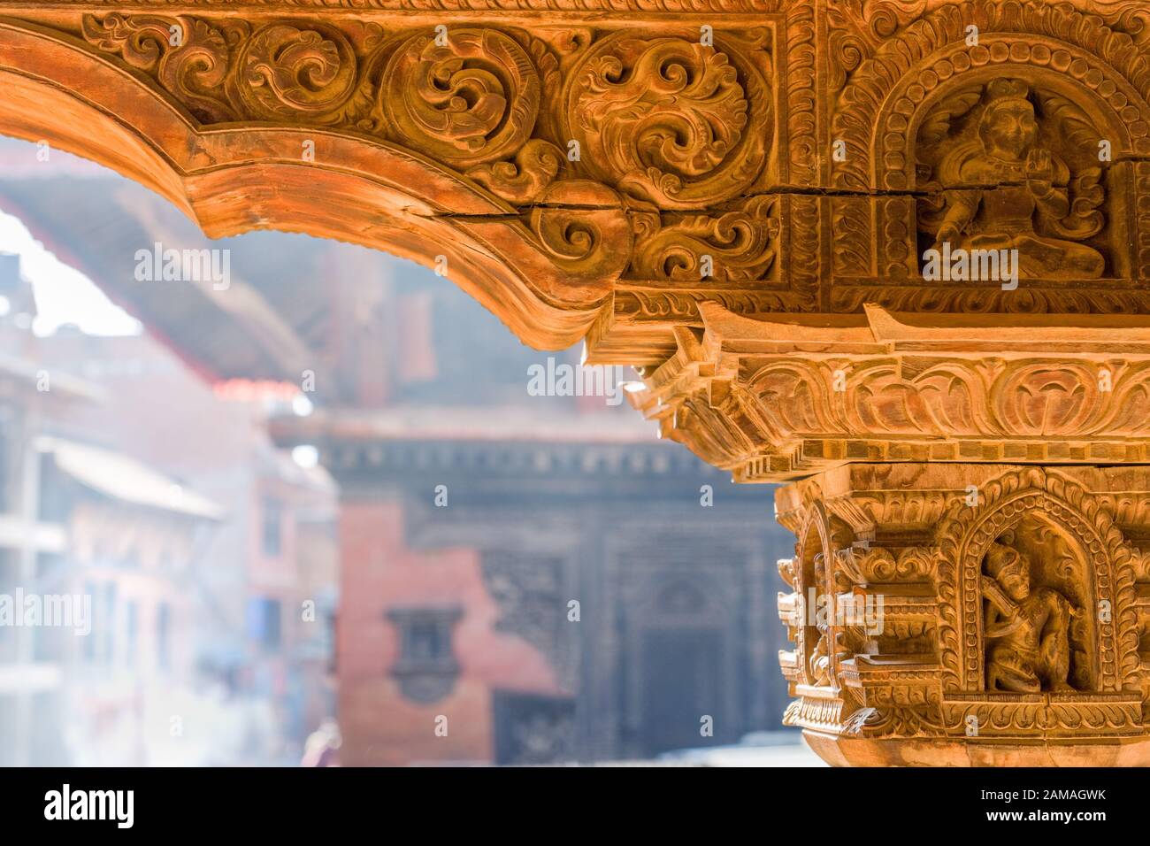Pilastro decorativo in legno intagliato del tempio, Bhaktapur Durbar Square, Katmandu valle, Nepal Foto Stock