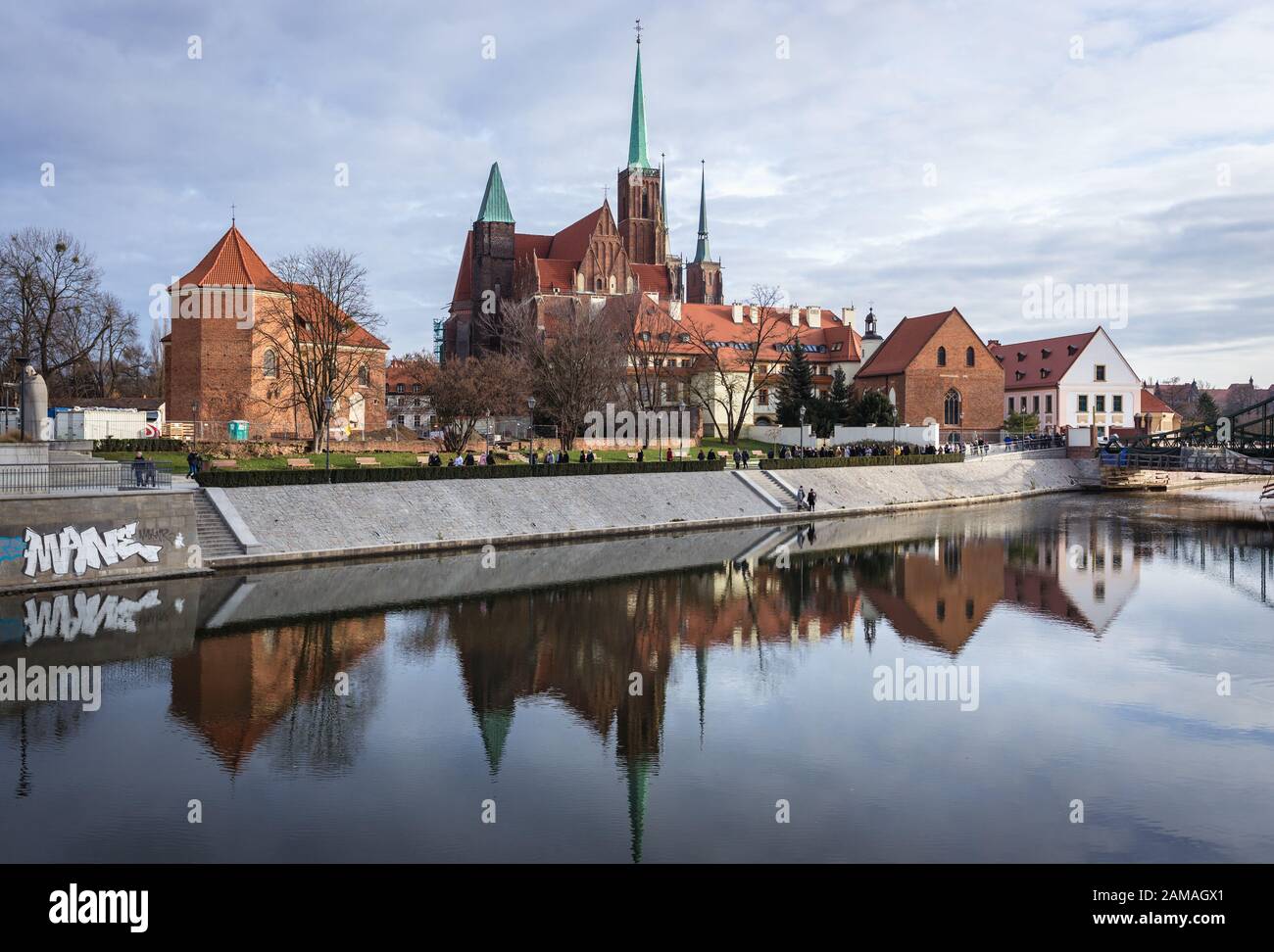 Chiese su Ostrow Tumski, la parte più antica della città di Wroclaw, vista da Sand Island sul fiume Oder, regione della Slesia della Polonia Foto Stock