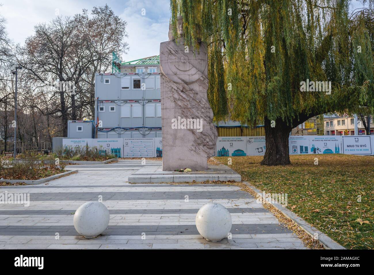 Monumento a Nicolaus Copernicus nel Parco Copernicus nella Città Vecchia di Wroclaw nella regione della Slesia in Polonia Foto Stock