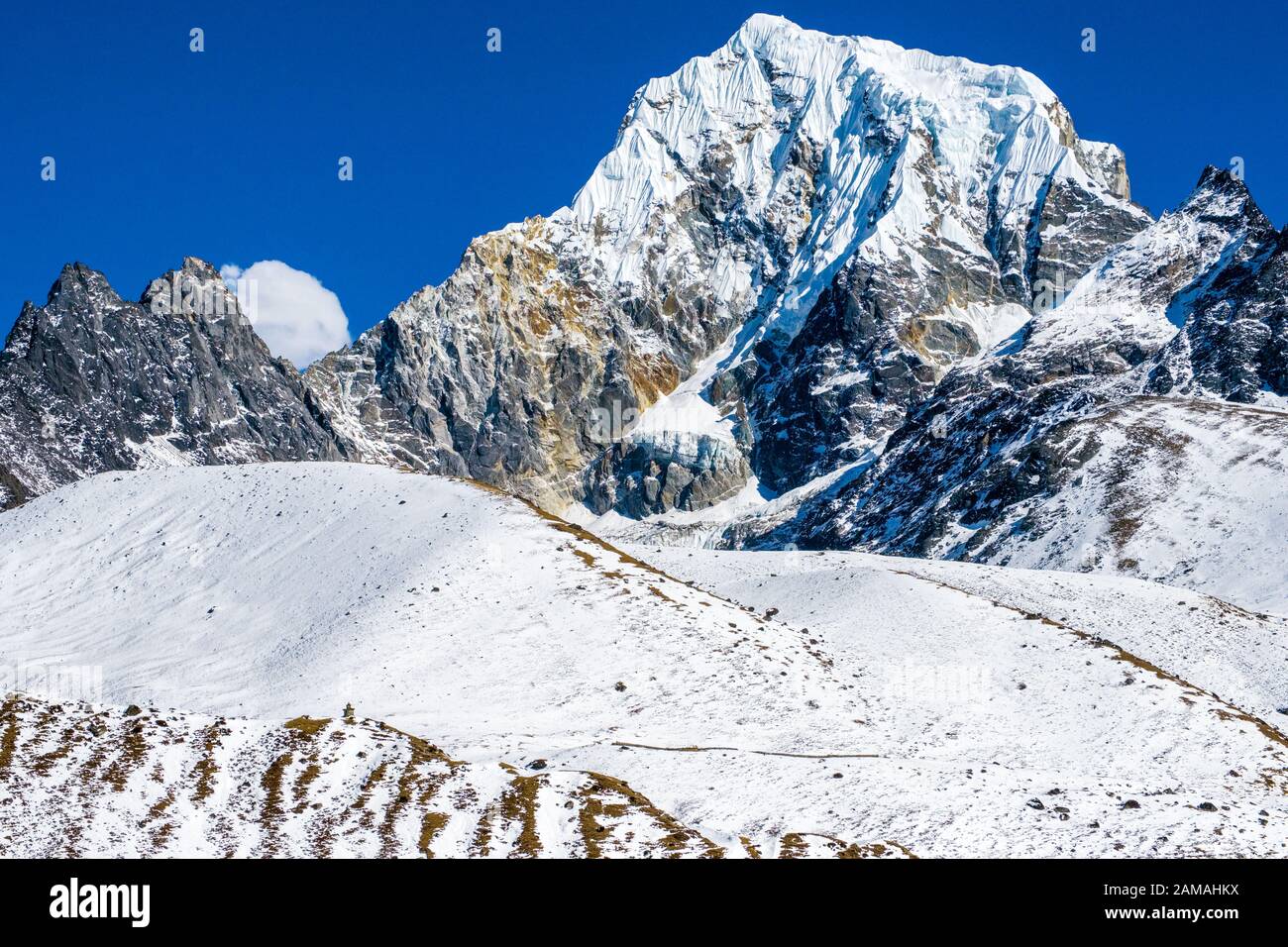 Paesaggio di montagna sul Gokyo Trek in Nepal Himalaya, inverno Foto Stock