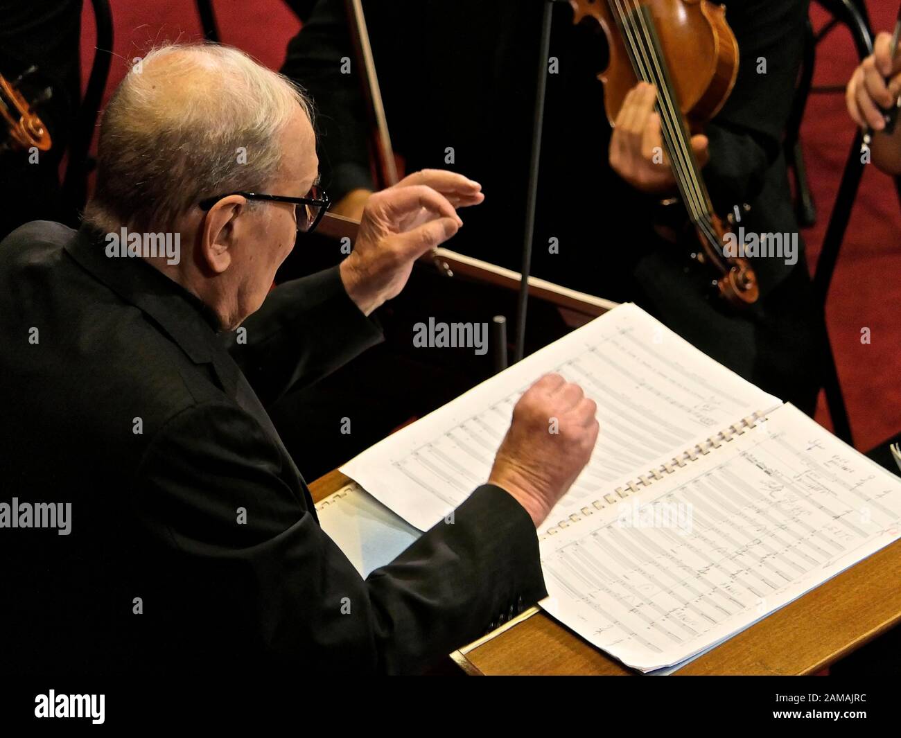 Un giorno speciale e un concerto per il Maestro Ennio Morricone e il suo toccante concerto al Senato di Roma. Ennio Morricone, vincitore di Oscar, ha suonato in una prestigiosa sede sabato mattina, al Senato di Roma. Il musicista e compositore italiano di 92 anni, con oltre 400 partiture per il cinema e la televisione, oltre a oltre 100 opere classiche, è diventato famoso in tutto il mondo per le sue magnifiche colonne sonore cinematografiche degli Spaghetti Western di Sergio Leone (che includevano anche Clint Eastwood) Per non parlare di altri capolavori come "Missione" e anche "Gli Otto Odiosi" di Quentin Tarantino (per i quali Morricone vinse la sua seconda Osca Foto Stock