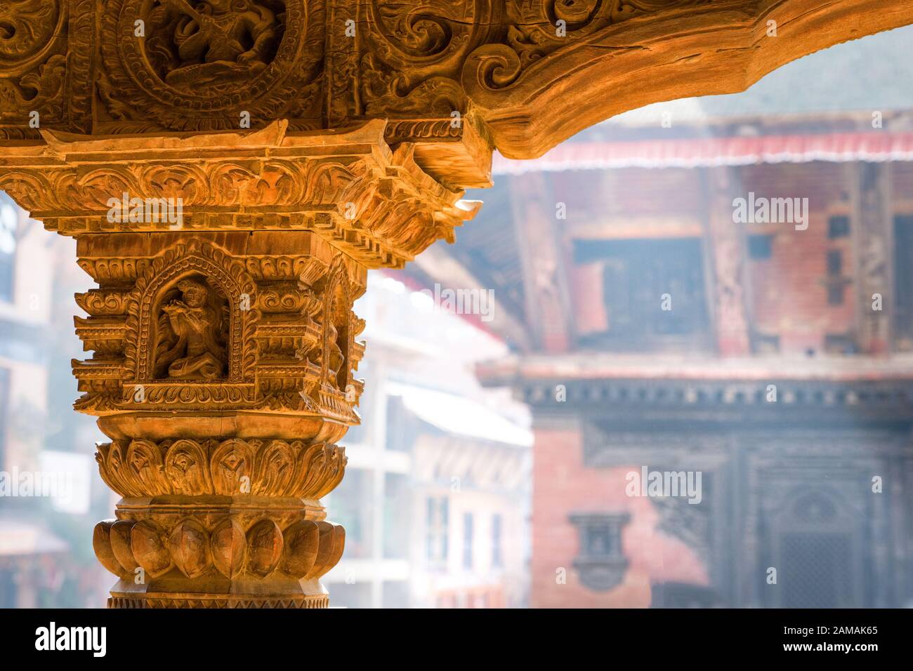 Pilastro decorativo in legno intagliato del tempio, Bhaktapur Durbar Square, Katmandu valle, Nepal Foto Stock