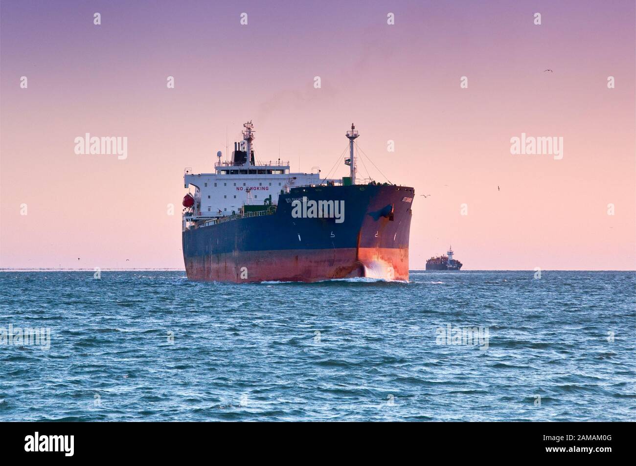 M/S Sti Diamond, petroliera chimica, a Galveston Bay, sulla sua strada dal Porto di Houston al Golfo del Messico all'alba vicino a Galveston, Texas, USA Foto Stock