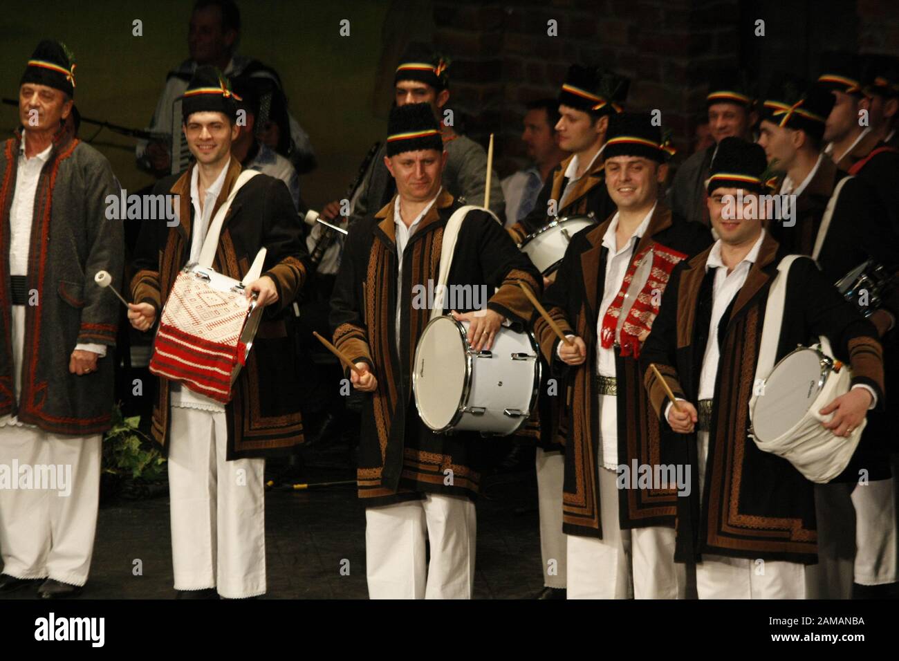 I ballerini professionisti del Banatul Folklore Ensemble tengono le mani in una danza tradizionale rumena indossando costumi tradizionali belli. Foto Stock