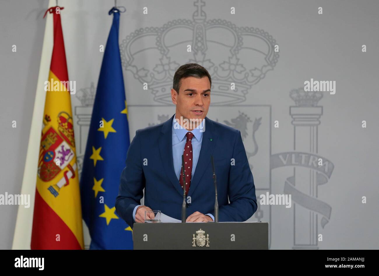 Madrid Spagna; 12/01/2020.-Dichiarazione istituzionale del Presidente spagnolo Pedro Sánchez davanti ai media del Palacio de la Moncloa, dopo aver trasmesso al Re Felipe VI i nomi delle persone che compongono il nuovo governo di coalizione del Regno di Spagna. I ministri spagnoli nominati sono: Carmen Calvo: Ministro della Presidenza, Relazioni con I Tribunali e la memoria democratica Pablo Iglesias: Diritti sociali e 2030 Agenda Nadia Calviño: Economia e trasformazione digitale Teresa Ribera: Transizione ecologica e sfida Demografica Arancha González Laya: Affari esteri, E. Foto Stock