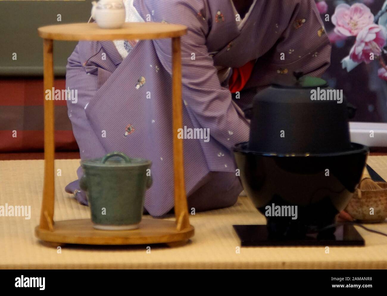 Cerimonia del tè giapponese Chanoyu. Donna vestita con kimono tradizionale esegue la cerimonia. Foto Stock