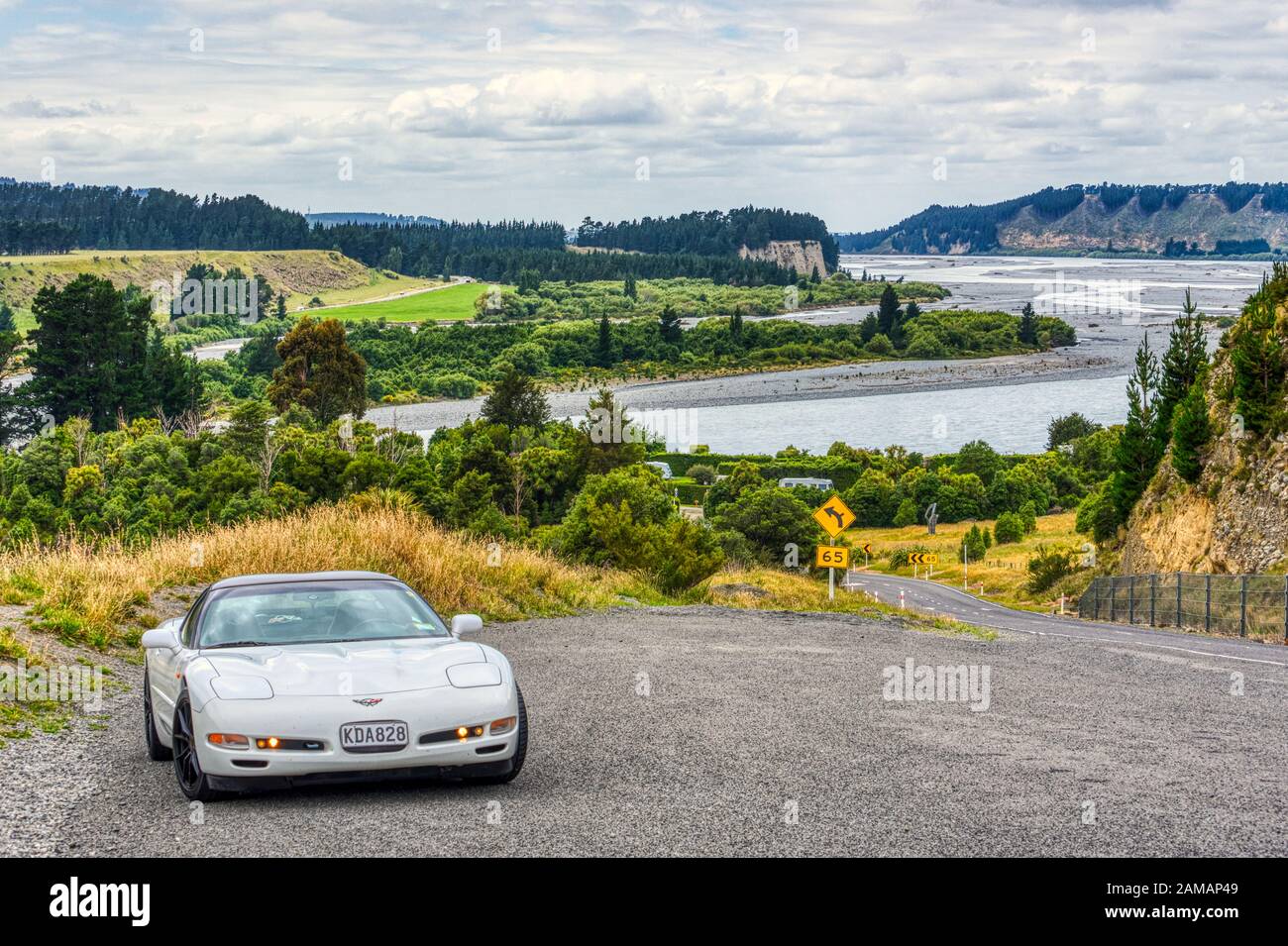 Corvette bianche sulla strada di montagna sopra Rakaia Gorge, Nuova Zelanda Foto Stock