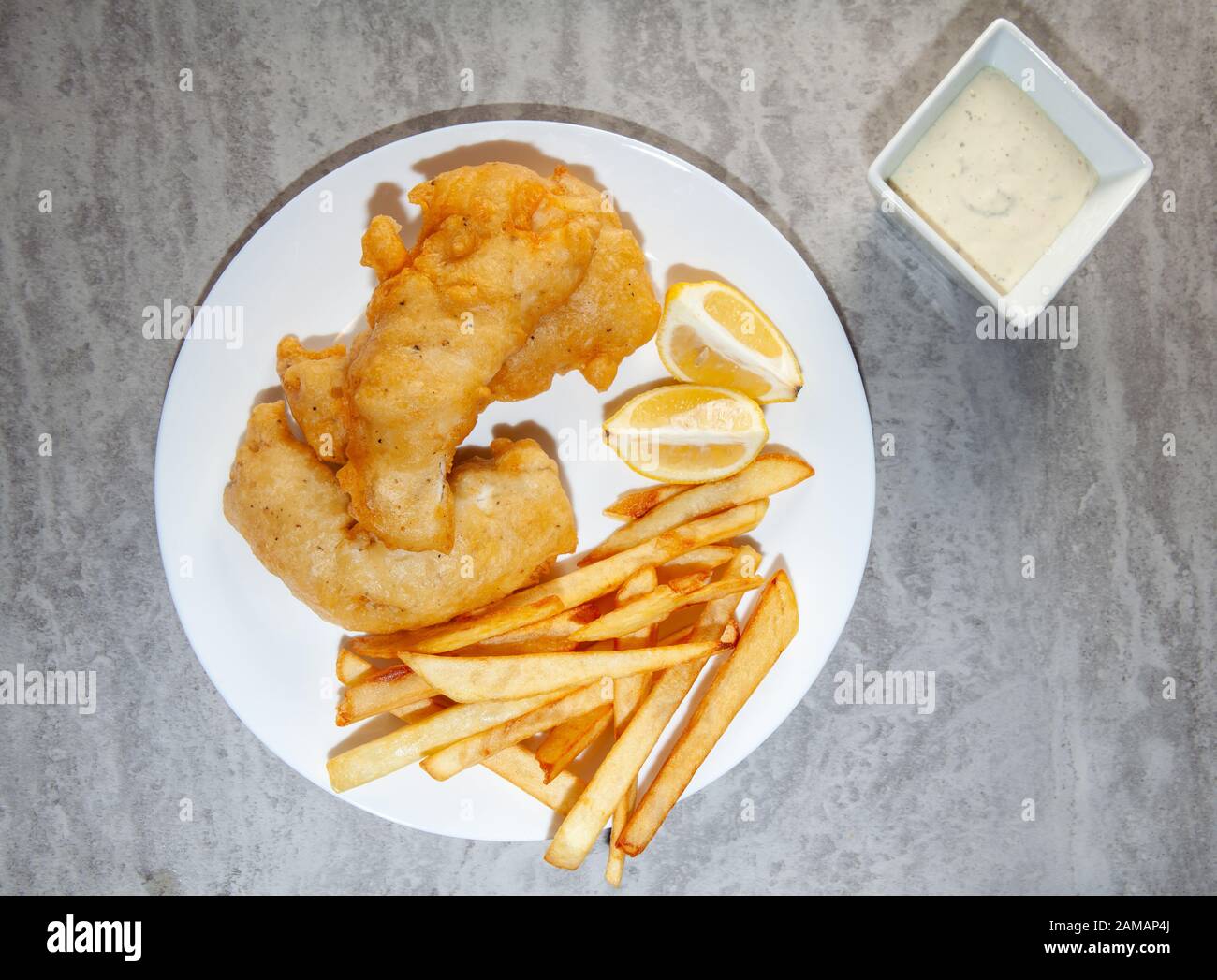 In casa pesce e patatine fritte Foto Stock