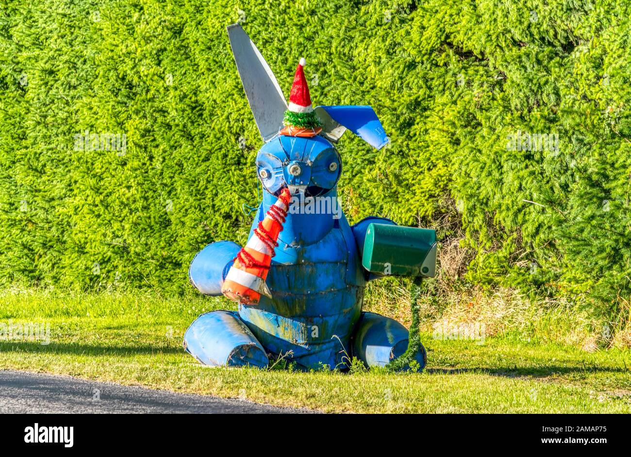 Scatola di posta blu di coniglio sul lato della strada vestita per il nuovo anno, Ashburton, Nuova Zelanda Foto Stock