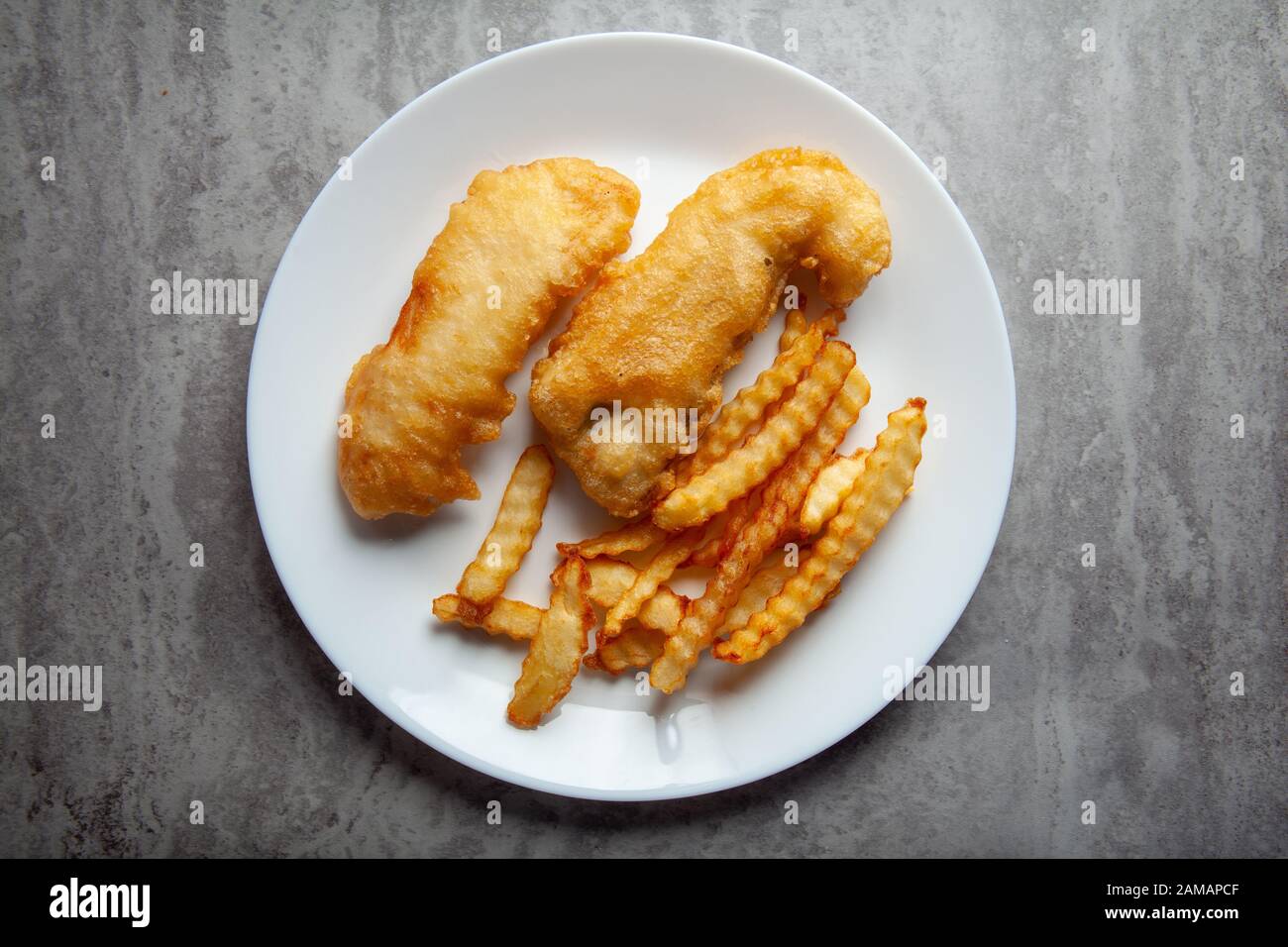 In casa pesce e patatine fritte Foto Stock