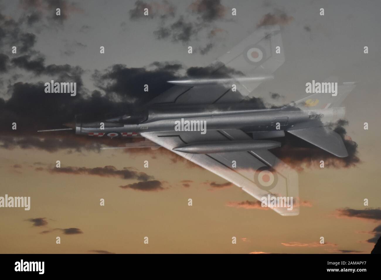 La doppia esposizione, fantomatiche English Electric Lightning jet da combattimento e nuvoloso tramonto Cielo. Foto Stock