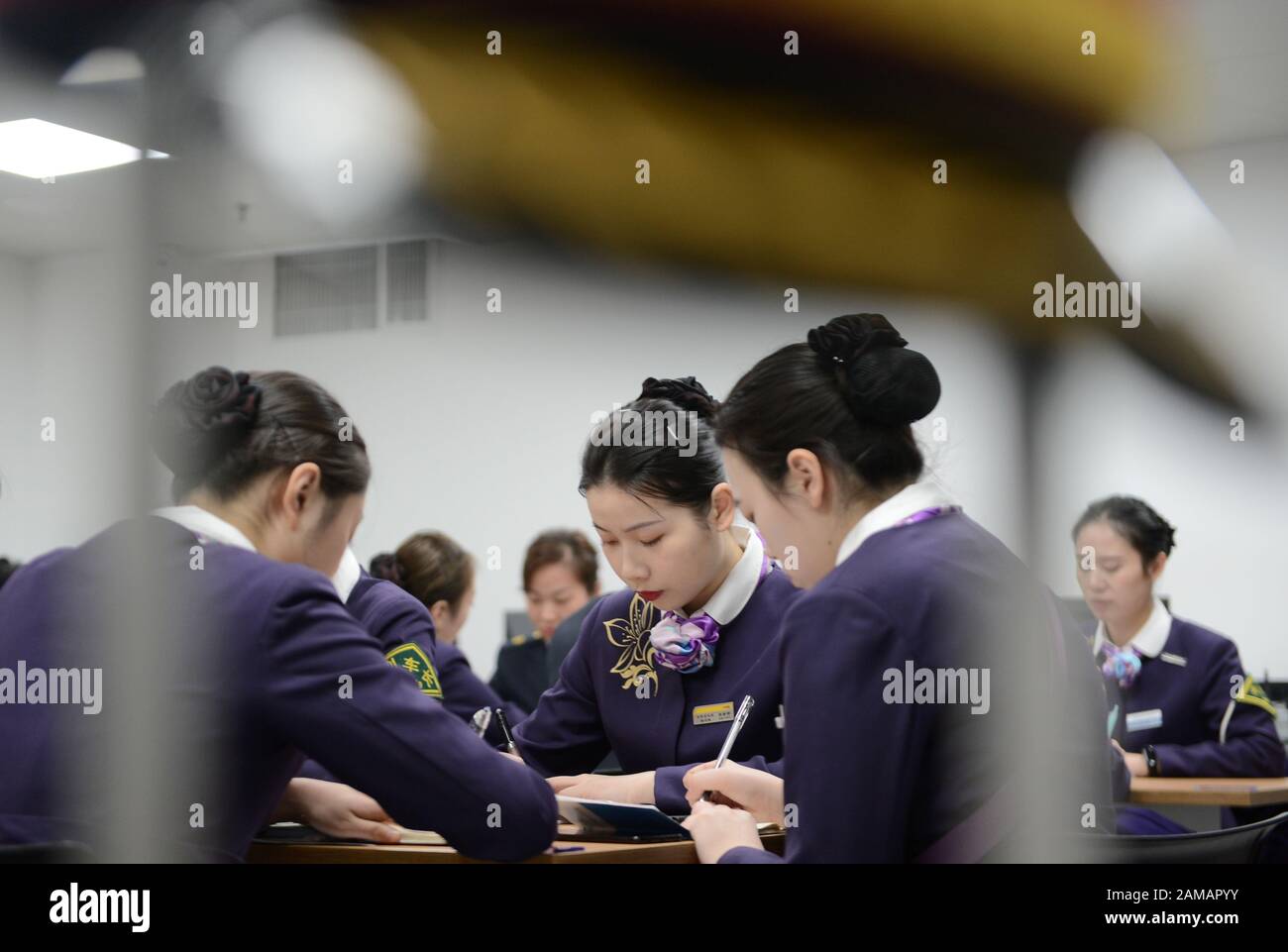 (200112) -- HEFEI, 12 gennaio 2020 (Xinhua) -- i membri dell'equipaggio del treno Diao Yuting, li Xinyan e Wang Yuxin (da L a R) partecipano a un incontro mattutino alla stazione ferroviaria Hefei South di Hefei, nella provincia dell'Anhui nella Cina orientale, 12 gennaio 2020. Un gruppo di giovani dipendenti della squadra di treno della sezione Hefei di China Railway Shanghai Group Co., Ltd. Ha debuttato recentemente durante la corsa di corsa di primavera Festival. Cinque dei sei membri di questa squadra sono nati nel 2000. Il 12 gennaio, il team post-2000s ha iniziato il proprio lavoro durante la più grande migrazione annuale del paese sul treno G24 da Hefei a Pechino. (Xinhu Foto Stock