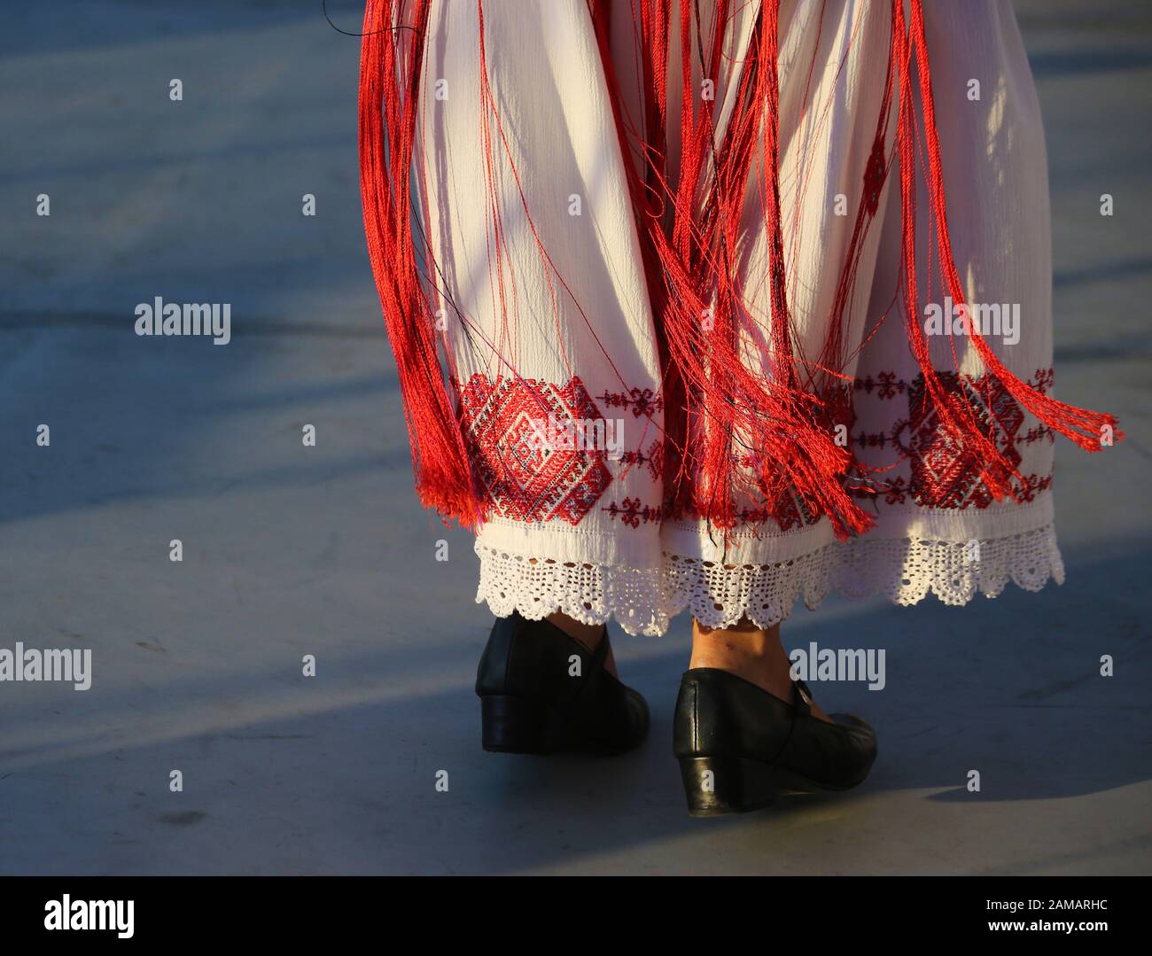 I ballerini professionisti del Timisul Folklore Ensemble tengono le mani in una danza tradizionale rumena indossando costumi tradizionali belli. Foto Stock