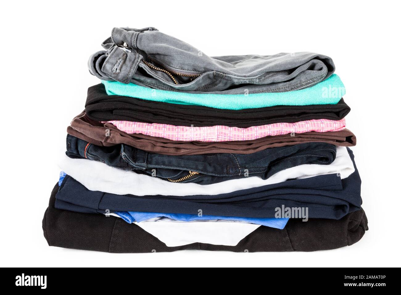 Pila di seconda mano vestiti. Pila di ben piegati vecchio abbigliamento con uno sfondo bianco Foto Stock